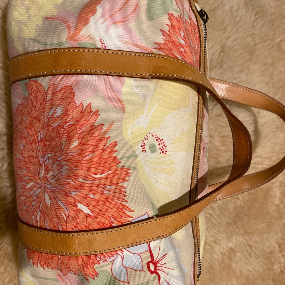 Burberry floral handbag lost the strap